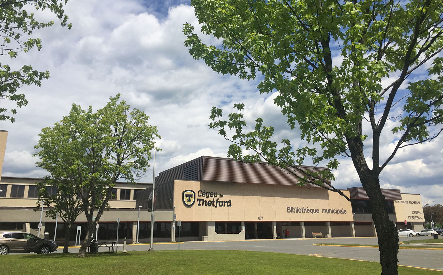 Photo extérieur des infrastructures du Cégep de Thetford, comprenant la bibliothèque municipale.