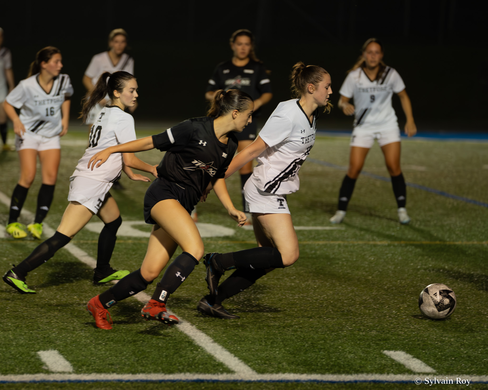 Les joueuses de l'équipe de soccer sont en mouvement.